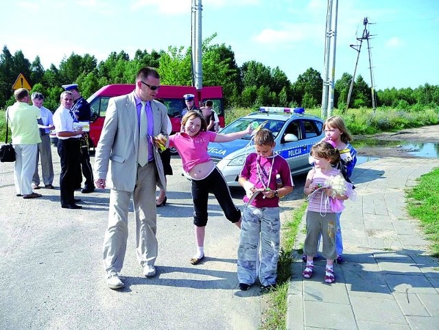 Do akcji dołączyły się dzieci z półkolonii z Sołonkowa. Tu na zdjęciu z Andrzejem Kiermanem, naczelnikiem Działu Eksploatacji Zakładu Polskich Linii Kolejowych w Białymstoku.