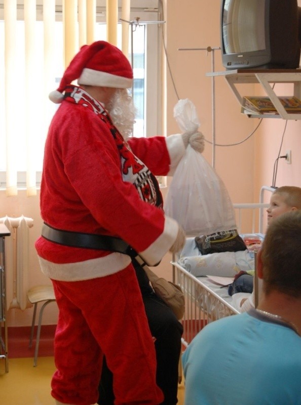 Kibice Resovii postanowili umilić chwile dzieciom przebywającym w rzeszowskich szpitalach organizując akcję &#8222;Biało-czerwone Mikołajki&#8221;.