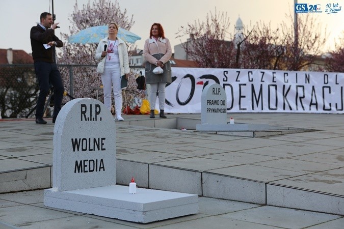 „Apel poległych wartości” podczas manifestacji KOD