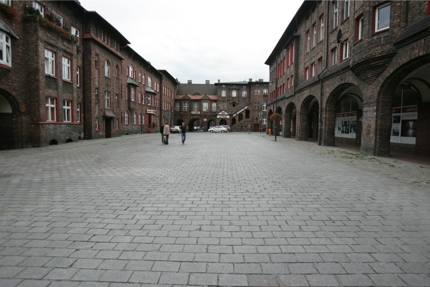 Nikiszowiec. Widać szyldy "Foto Niesporek" i inne na budynku...