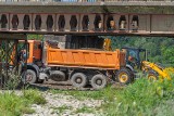 Nowy Sącz. Ruszyła budowa tymczasowego mostu na Kamienicy. Ma być gotowy do końca października 