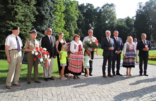 W niedzielę 15 sierpnia przed Zamkiem Tarnowskich w Tarnobrzegu uczczono pamięć ochotników, którzy w 1920 roku, na wezwanie hrabiego Zdzisława Tarnowskiego wyruszyli z Dzikowa na Bitwę Warszawską, aby bronić ciężko wywalczonej niepodległości przed bolszewicką Rosją. Kwiaty pod tablicą z nazwiskami dzikowskich ochotników złożyli między innymi kombatanci, prezydent miasta z przewodniczącym Rady Miasta i radnymi, przedstawiciele Stowarzyszenia "Dzików". Przedstawiciel Podkarpackiego Towarzystwa Numizmatycznego w Tarnobrzegu przekazał na ręce wicedyrektor Muzeum Historycznego Miasta Tarnobrzega Bożeny Staszczak okolicznościowy medal wybity w setną rocznicę wydarzenia. Zobacz więcej na kolejnych slajdach >>>