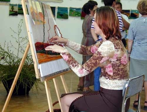 Podczas wernisażu tajniki tkackiego warsztatu artystycznego zdradzała jedna z najzdolniejszych uczennic Joanny Hasior - Aneta Opyd. 