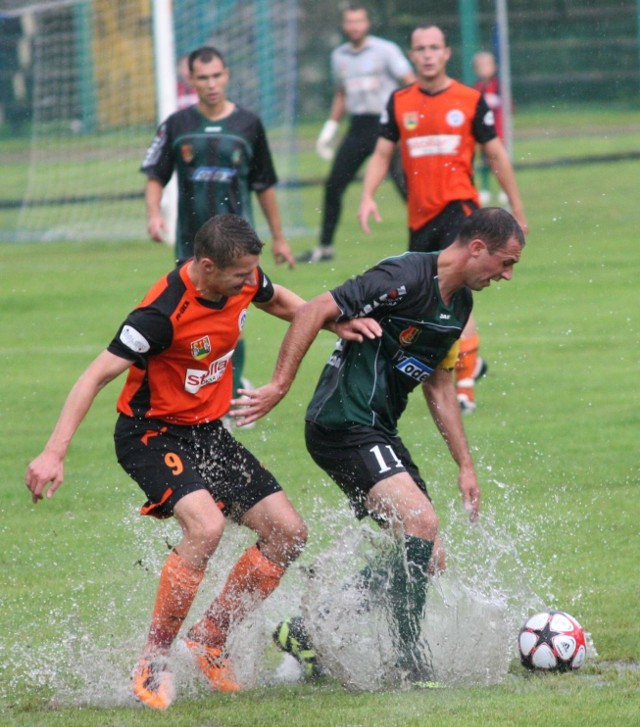 Piłkarze Stali Stalowa Wola (z piłką Jarosław Piątkowski) pokonali u siebie Wigry Suwałki 2:0.