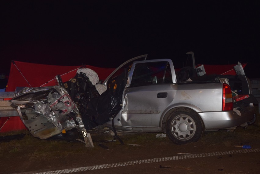 Tragiczny wypadek na S8 w Sieradzu. Zderzenie busa z samochodem osobowym. Jedna osoba nie żyje, wielu rannych [FOTO]