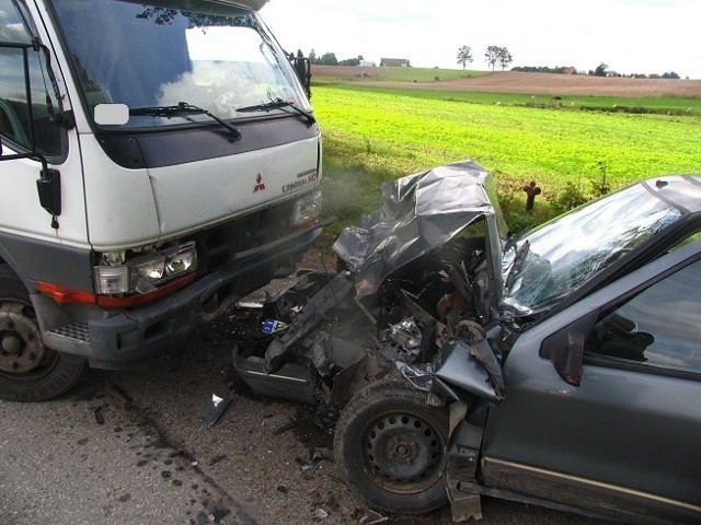 Wypadek wyglądał groźnie, kierowca renaulta trafił do szpitala.