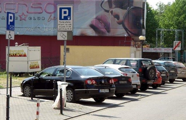 Płatne parkowanie w sezonie tylko w MielniePrzy ul. Nadbrzeżnej, jak i przy sześciu innych ulicach w Mielnie, od 2 czerwca trzeba będzie płacić za postój na parkingu. Łącznie postawionych zostanie 10 parkomatów.