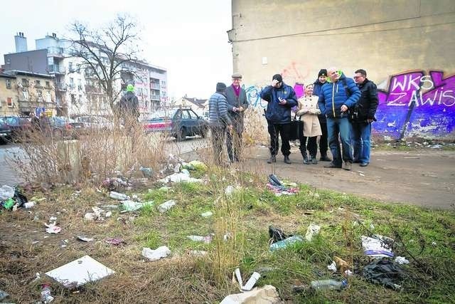 Członkowie Rady Osiedla Okole pokazali wczoraj urzędnikom i strażnikom miejskim zaśmiecone miejsca w ich dzielnicy