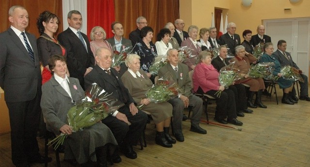 Uroczystość złotych godów była okazją do wspólnej pamiątkowej fotografii. Zapozowało do niej 11 par a także władze miny Grębocice.