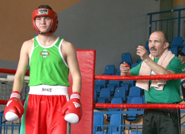 Michał Żeromiński (z lewej) w debiucie na zawodowym ringu mógł liczyć na pomoc ojca, Sławomira Żeromińskiego (z prawej)