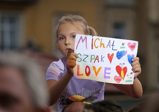 Michał Szpak, który był gwiazdą pierwszego dnia święta Chojnic, ma fanki i fanów w różnym wieku. W sobotę wieczorem wszyscy przyszli na Stary Rynek, by posłuchać jego koncertu