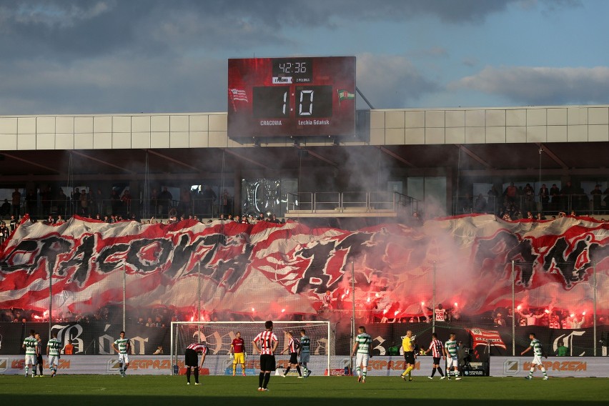 Odpalone race podczas meczu Cracovia - Lechia Gdańsk w maju...