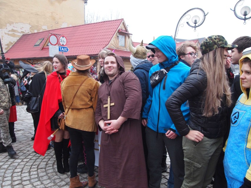 Zakopane. Maturzyści zatańczyli poloneza na Krupówkach [ZDJĘCIA,WIDEO]