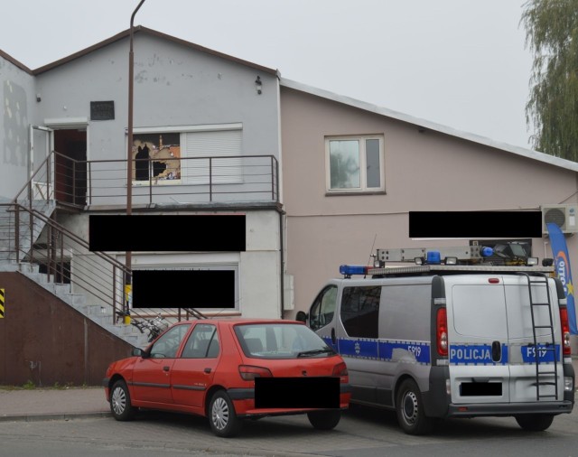 „Twierdza z dopalaczami” znajdowała się na piętrze lokalu przy ul. Lipowej w Bełchatowie. Policjanci dostali się tam siłą