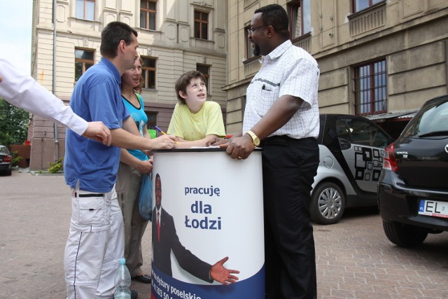 Ankieta o dokonaniach posła Johna Godsona to odpowiedź młodzieżówki PO na ankietę samego posła. Na zdjęciu - Godson pyta łodzian, czy widzieliby go w roli prezydenta miasta.