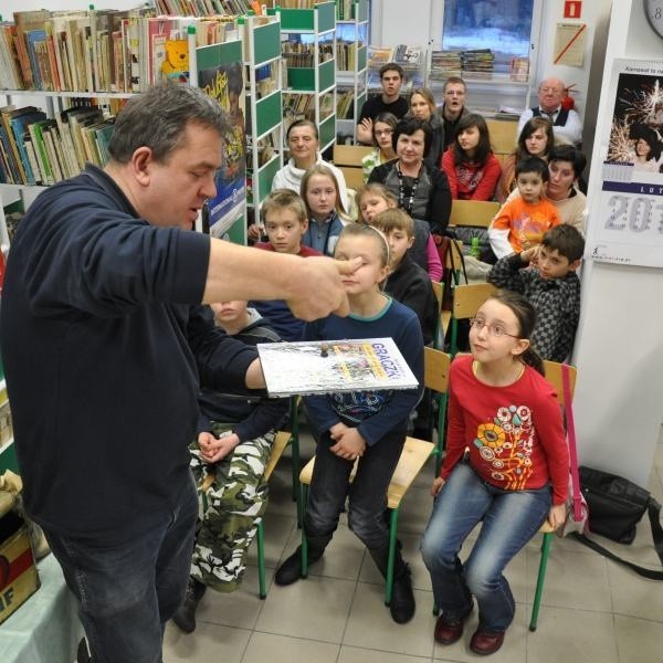 Marek Szołtysek pokazywał dzieciom m.in., jak kiedyś grało się w kulki, zwane na Śląsku duczką.