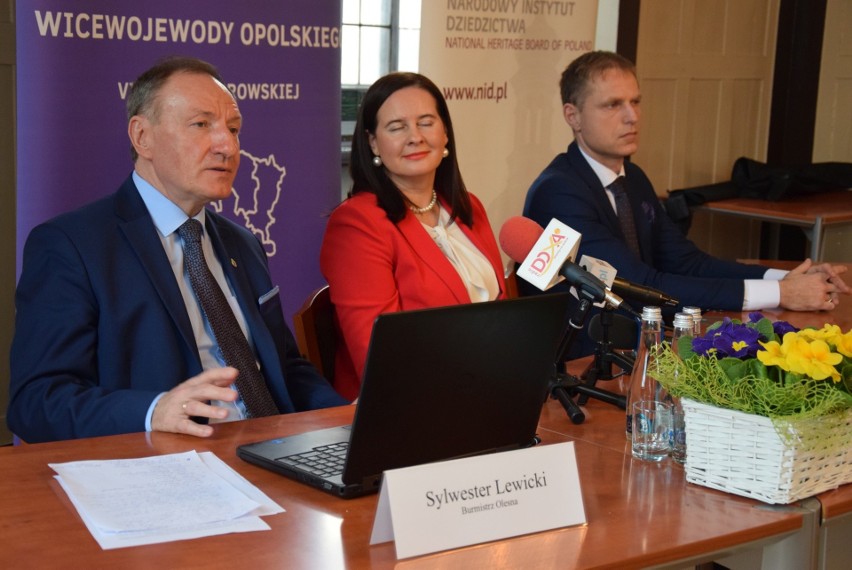 Konferencja prasowa w Oleśnie, od lewej: Sylwester Lewicki,...