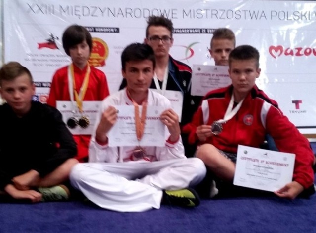 Ta ekipa Buskiego Klubu Kung-Fu Yantai  startowała w turnieju międzynarodowym w Warszawie i wywalczyła tam osiem medali.