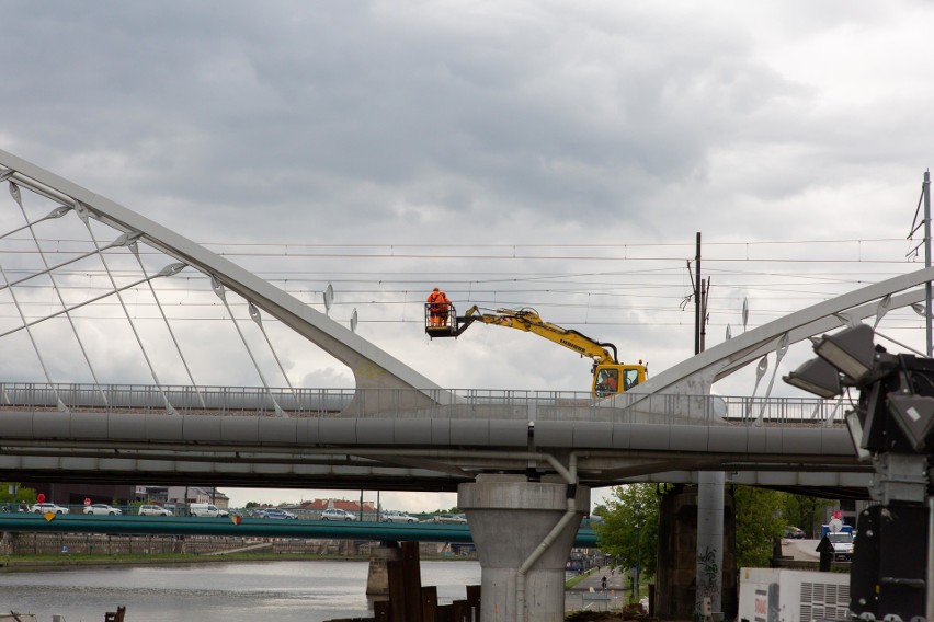Kraków. Pociągi pojadą nowym mostem przez Wisłę. Ale część utrudnień dla pasażerów pozostanie [ZDJĘCIA]