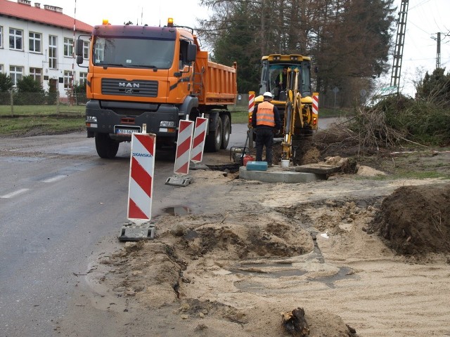 W środę w Koszalinie oraz w Sławnie podpisano kilka umów między Urzędem Marszałkowskim a gminami i powiatami. Na dofinansowanie budowy dróg i realizację innych inwestycji w regionie podzielono w sumie kilka milionów. 