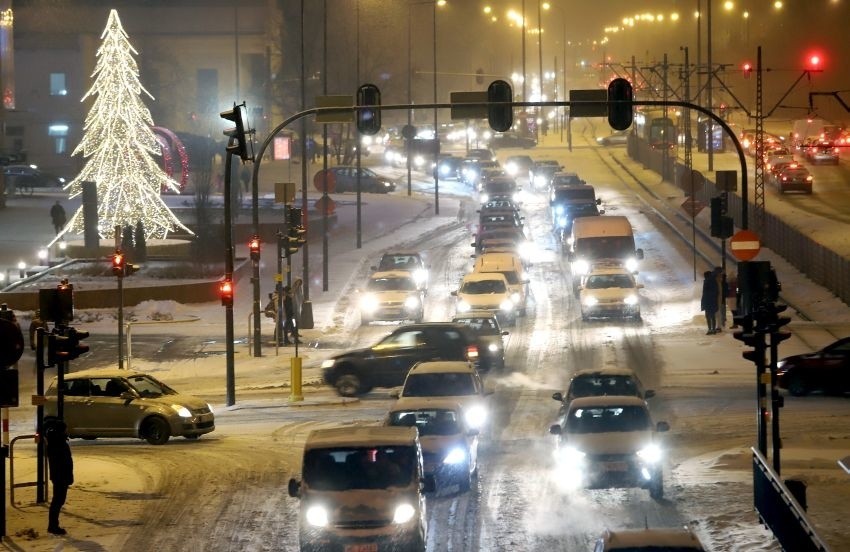 Zima w Łodzi. Fatalne warunki na drogach. Miasto zakorkowane [ZDJĘCIA]
