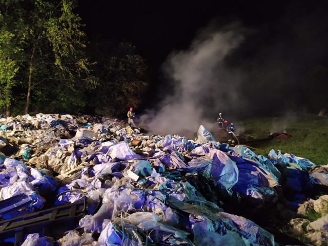 Na dzikim składowisku odpadów w Kolnie niedawno strażacy gasili pożar