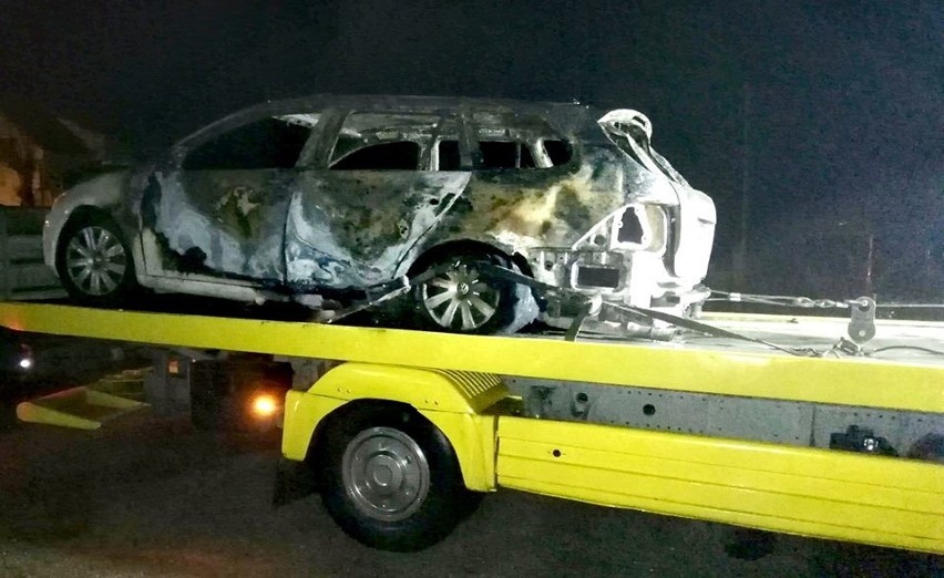 Pożar samochodu w pobliżu autostrady A4 (ZDJĘCIA)