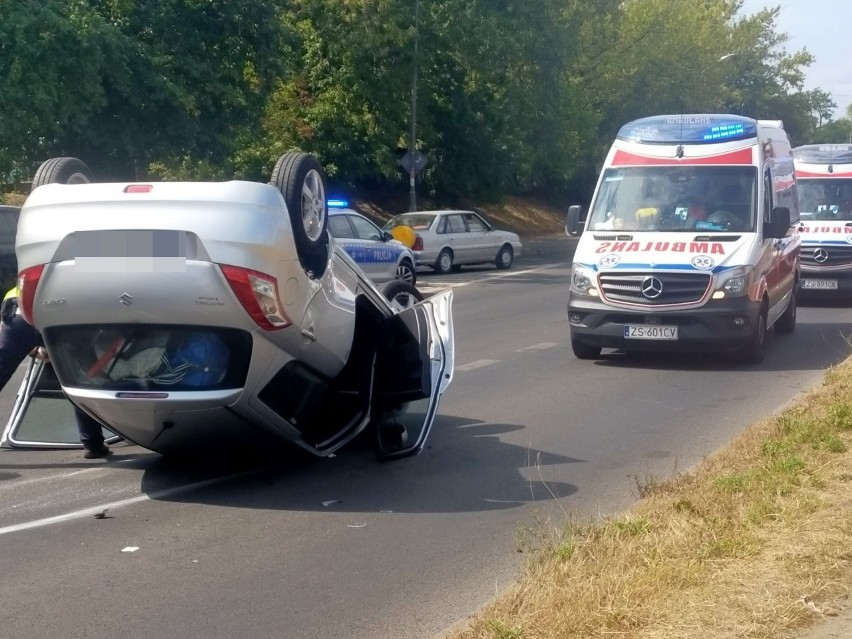 Dachowanie auta na ulicy Staszica w Szczecinie