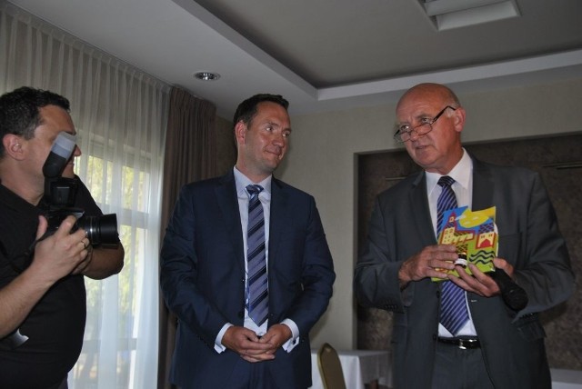 Prezydent Robert Malinowski podarował uczestnikom spotkania, które prowadził poseł Tomasz Szymański, broszurę ze sprawozdaniem oraz słoiczek malinowej marmolady.