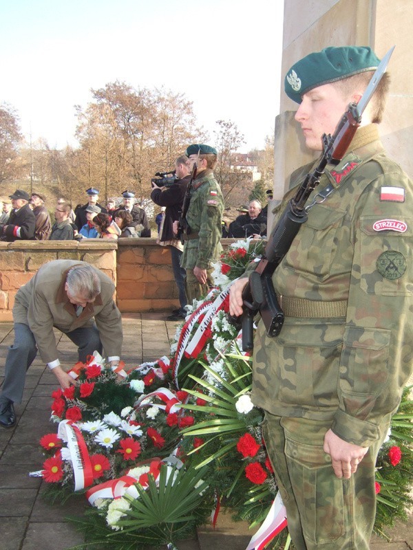Jak co roku na obchodach nie zabrakło organizacji kombatanckich. Wartę przy pomniku Marszałka Józefa Piłsudskiego pełnili Strzelcy.