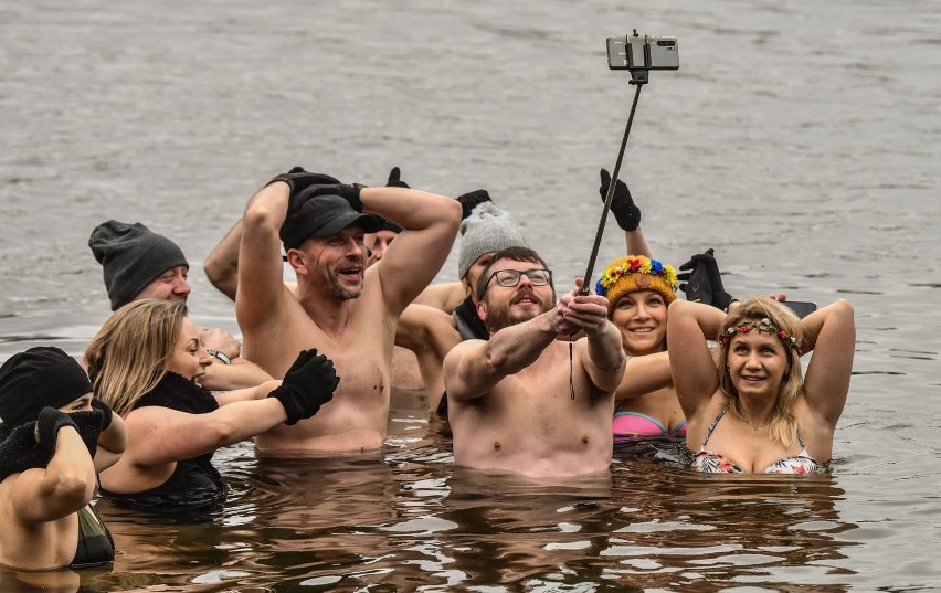 Pierwszy kalendarzowy dzień wiosny, przywitał morsujących w...