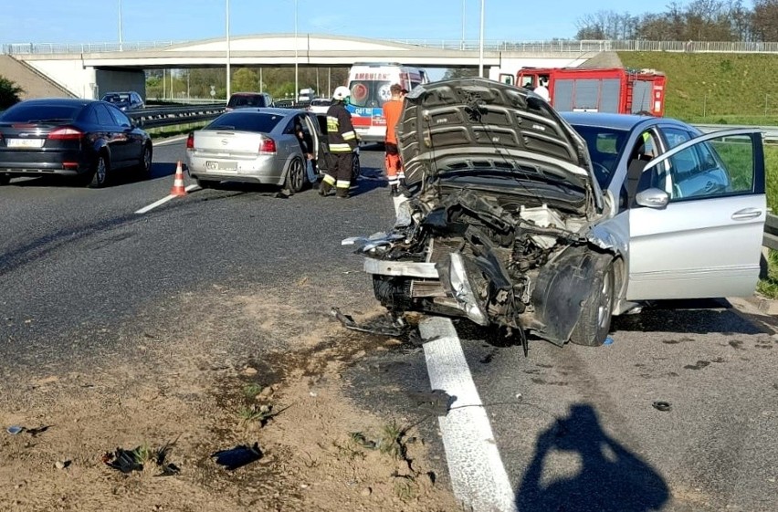 Mercedes zajechał drogę oplowi podczas zmiany pasa ruchu