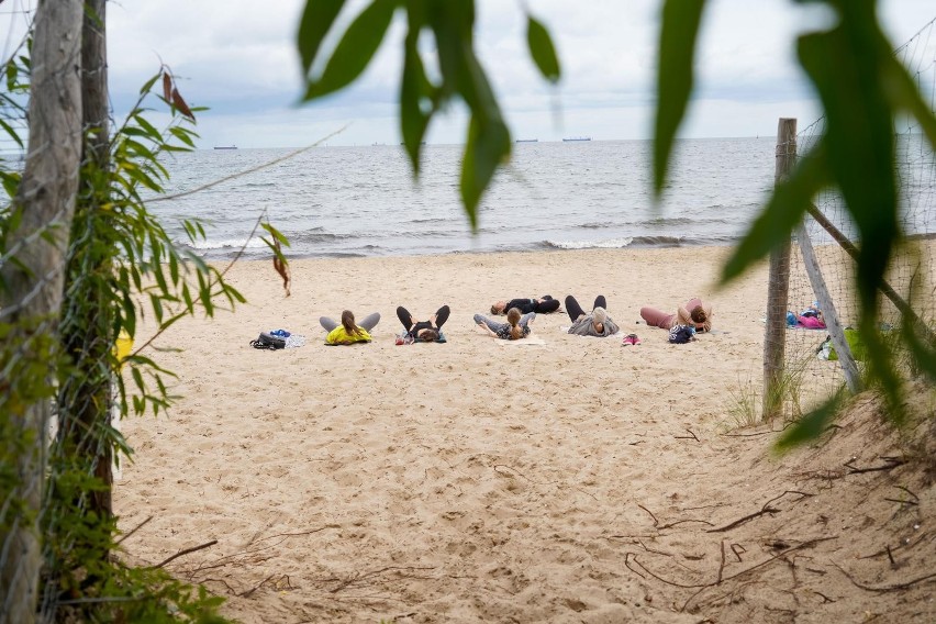 Joga na plaży w Brzeźnie. Ci ludzie zdecydowali się na poranne zajęcia jogi nad morzem. Zobaczcie zdjęcia!