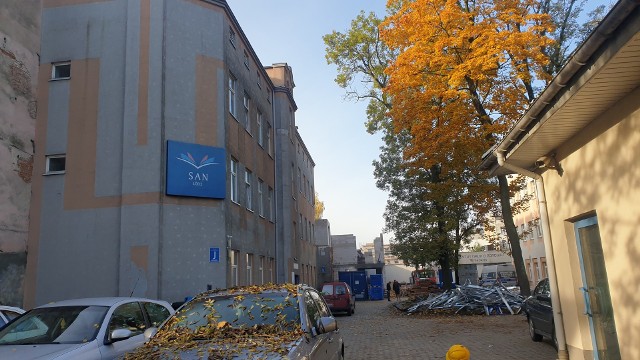 Na campusie Społecznej Akademii Nauk przy ul. Gdańskiej 121 trwa budowa prosektorium. Ma się zakończyć na przełomie stycznia i lutego. Ale studenci potrzebują takiego obiektu już teraz
