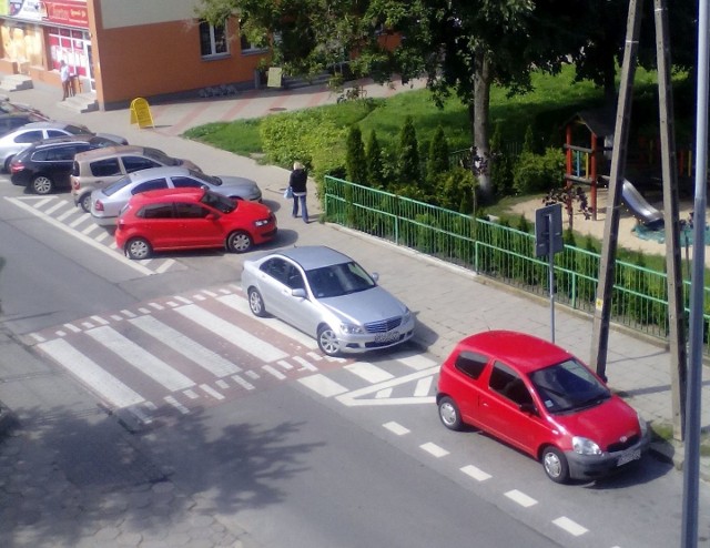 Parkowanie na chama na ulicy Ciepłej w Białymstoku. Kierowca mercedesa postawił auto na przejściu dla pieszych
