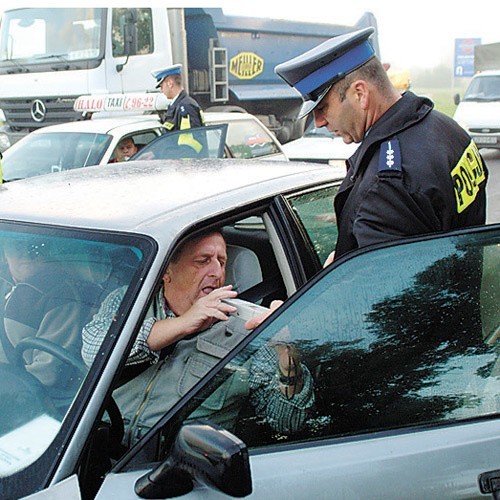 Policjanci badali alkomatem kierowców przejeżdżających ul. Gdańską.