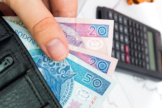 Pensja minimalna w 2019 roku może wynieść 2220 złotych brutto, czyli około 1613 zł na rękę.