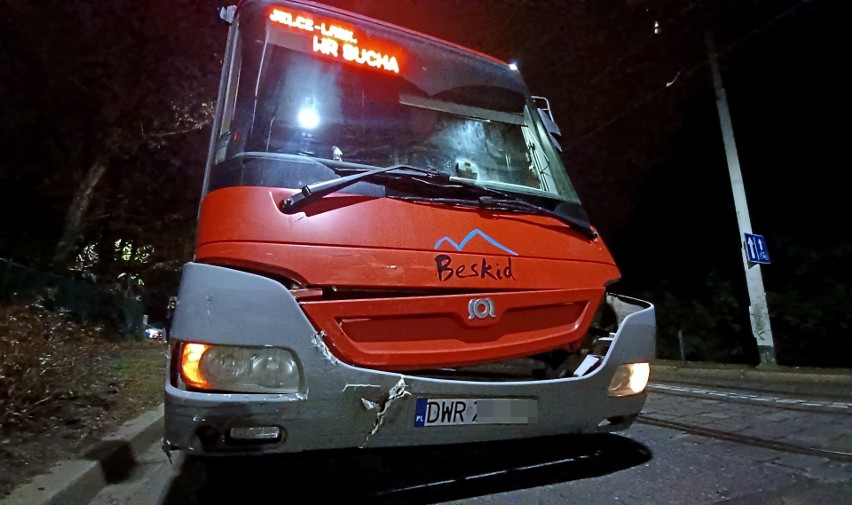 Po zderzeniu z autobusem, renault uderzył jeszcze w mazdę