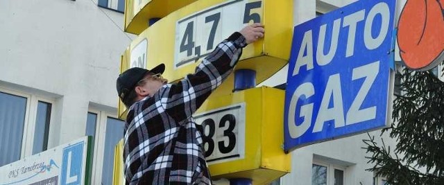 Pracownik PKS Tarnobrzeg zmienia ceny benzyny i oleju napędowego po czwartkowej obniżce stawek.