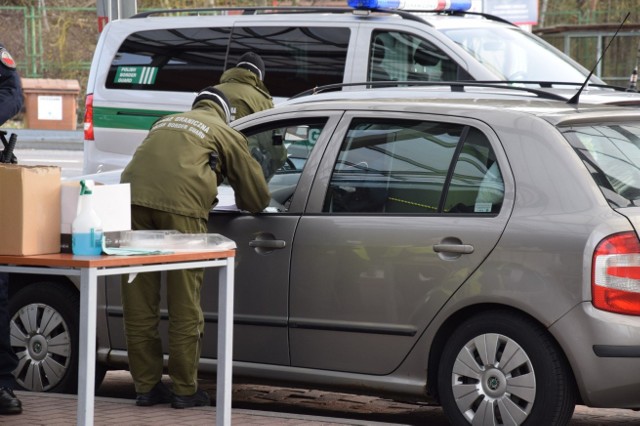 Funkcjonariusze Nadodrzańskiego Oddziału Straży Granicznej odprawili ponad 55,5 tysiąca osób oraz blisko 27 tysięcy pojazdów