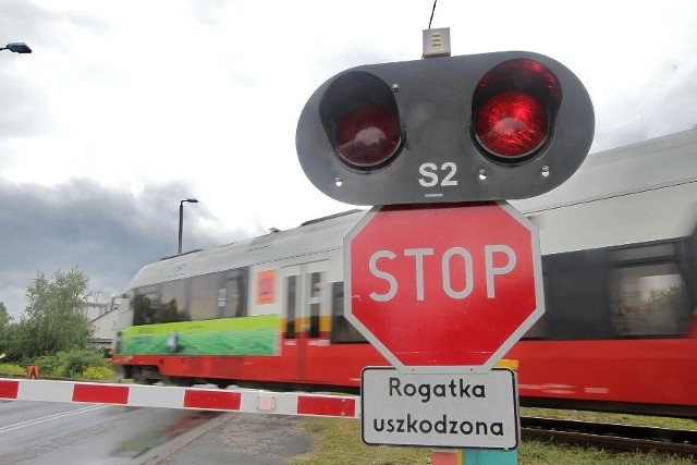 Uszkodzone rogatki na małopolskich przejazdach kolejowych