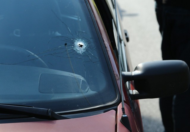 Pijany kierowca próbował uciec policjantom, staranował jednego z nich, padły strzały...