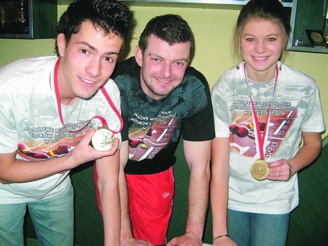 Jakub Trząsalski i trener Wojciech Szymaniak powtórzyli sukces z halowych mistrzostw Polski, z których też przywieźli złoty medal