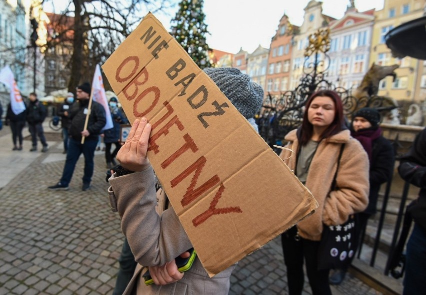 Gdański protest „Stan wyjątkowo bezprawny”. Kilkadziesiąt osób protestowało w Gdańsku przeciwko polityce rządu