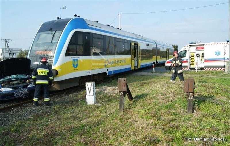 Renault wjechało pod szynobus.