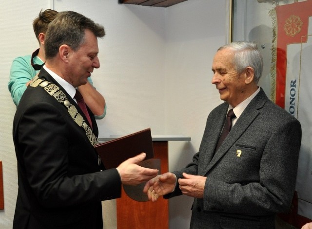 Erwin Woźniak, wieloletni kustosz Izby Regionalnej i były przewodniczący Towarzystwa Przyjaciół Czechowic-Dziedzic, został uhonorowany złotą odznaką za opiekę nad zabytkami