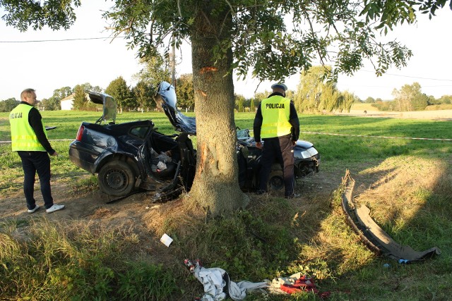 Tragiczny w skutkach okazał się wypadek w miejscowości Nowa Wieś w powiecie golubsko-dobrzyńskim (doszło do niego w piątek, 29 września). Zginęły dwie młode osoby. - Ze wstępnych ustaleń policjantów wynika, że kierujący osobowym VW 28-letni mieszkaniec gm. Ciechocin po wyjściu z łuku drogi stracił panowanie nad pojazdem i uderzył w drzewo. W wyniku uderzenia śmierć na miejscu poniósł 20-letni pasażer, natomiast drugi 25-letni pasażer zmarł pomimo akcji reanimacyjnej podjętej przez ratowników lotniczego pogotowia ratunkowego. Kierujący pojazdem z obrażeniami ciała przewieziony został do szpitala - informuje asp. sztab. Małgorzata Lipińska z policji w Golubiu-Dobrzyniu.Jak ustalili funkcjonariusze kierowca był nietrzeźwy. Okoliczności tragedii wyjaśni śledztwo pod nadzorem prokuratury. Pogoda na dzień + 2 kolejne dni (28.09 + 29-30.09.2017) | POLSKAŹródło: TVN Meteo/x-news