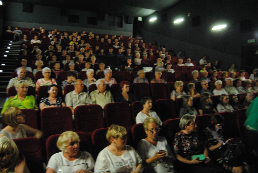 Podwieczorek z Jackiem Wójcickim we Włoszczowie. Artysta oczarował liczną publiczność w kinie Muza (ZDJĘCIA)