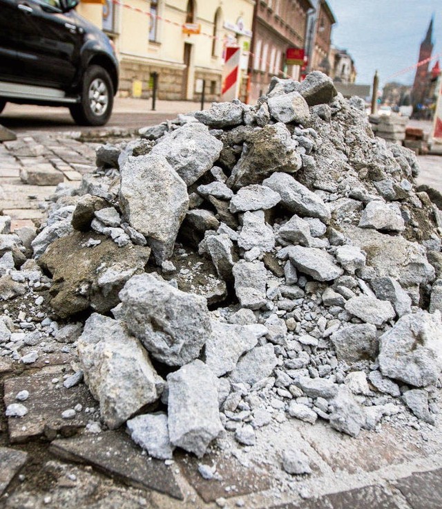 Zdaniem radnych, norm nie spełnia też beton użyty do podbudowy