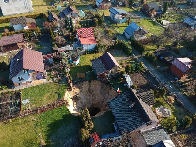 Zapadła się ziemia na terenie ogródków działkowych w Trzebini